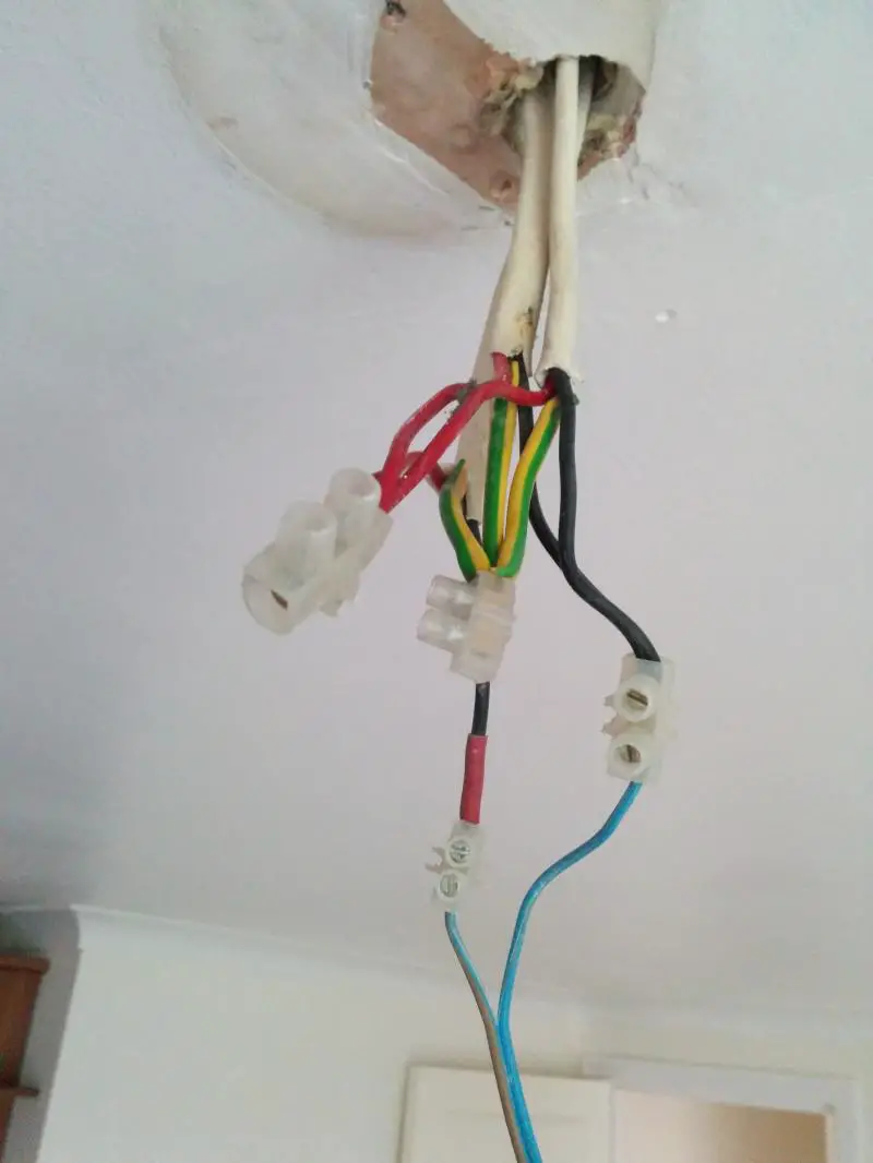 Odd wiring in ceiling rose... | DIYnot Forums