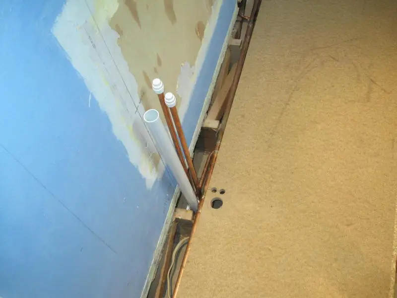 Fitting floor over pipes