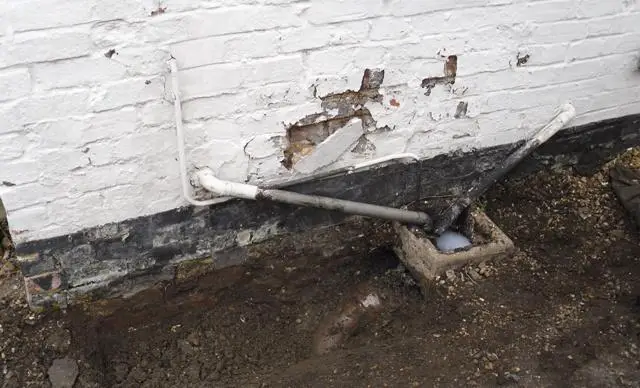Leaking Drain/Gully - Damp wall | DIYnot Forums