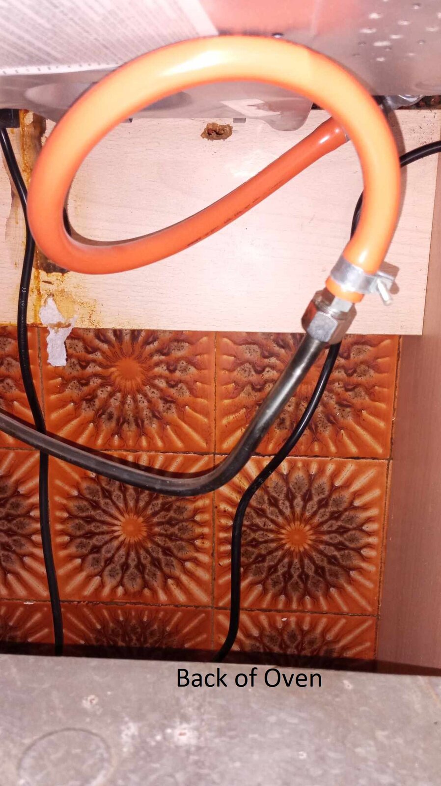 Rubber gas pipe for hob close to back of electric oven DIYnot Forums
