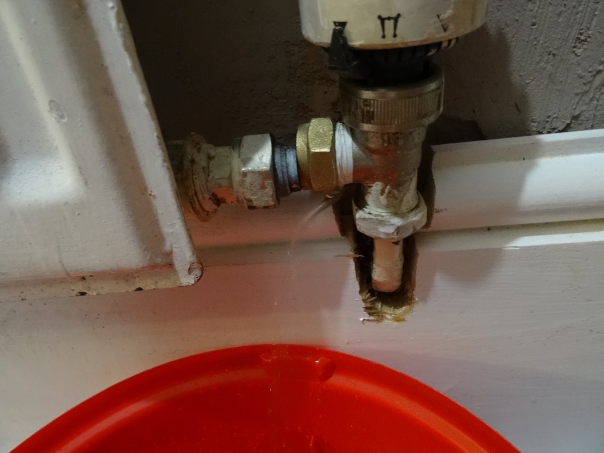 trv valve off position but leaking water | DIYnot Forums