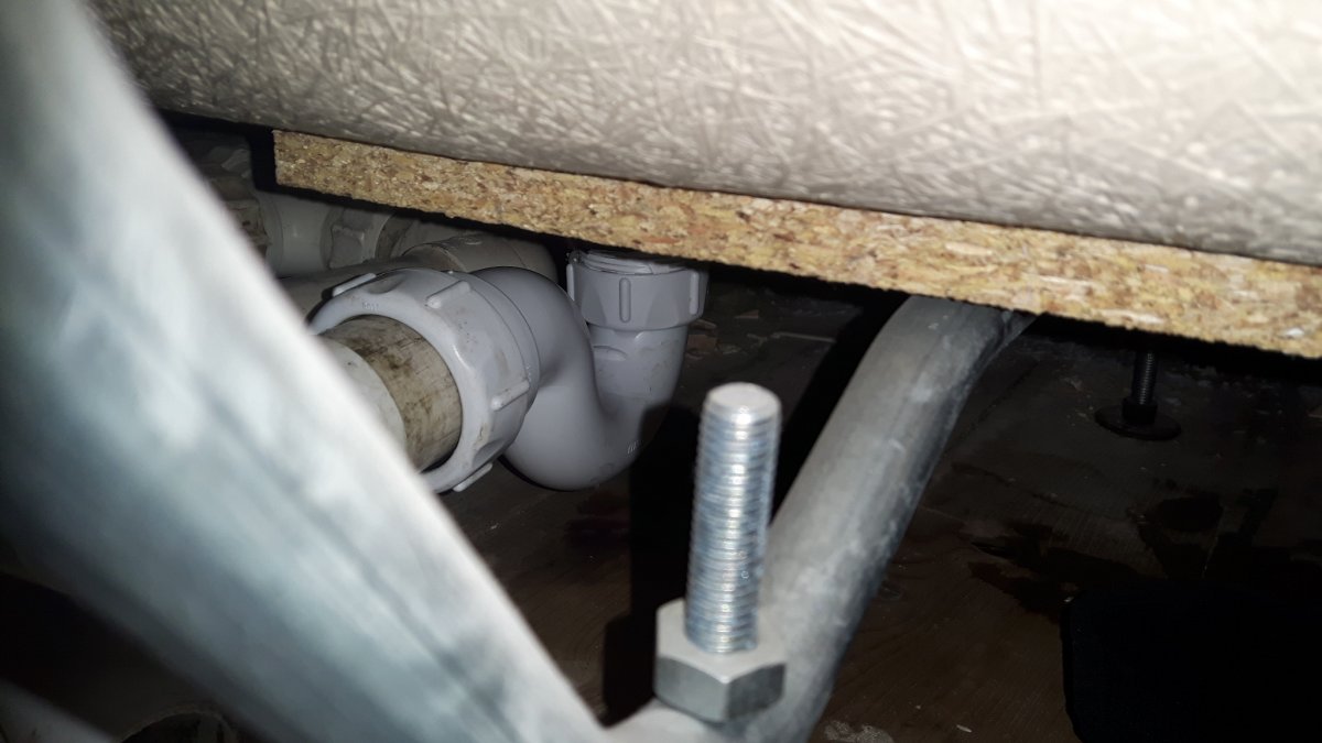 Bath tub waste pipe , slow leak. DIYnot Forums