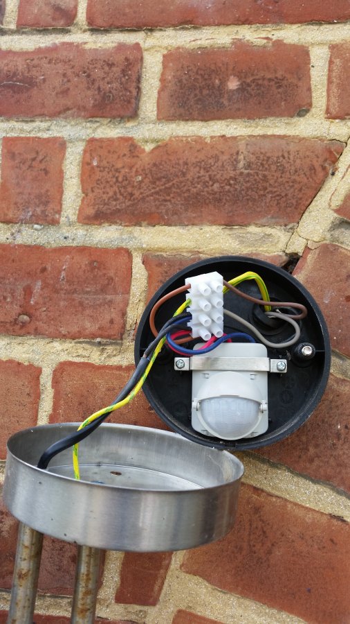 Motion sensor light wiring | DIYnot Forums