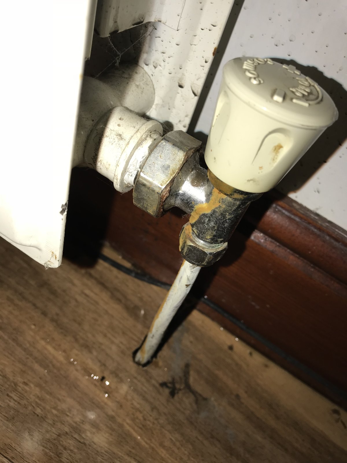 How do I fix this leaking radiator? | DIYnot Forums
