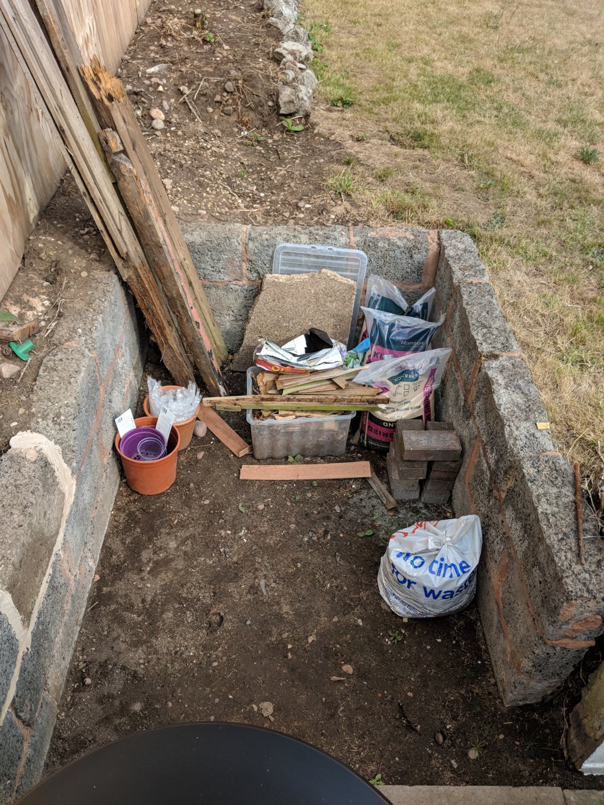 building single skin brick shed off retaining wall