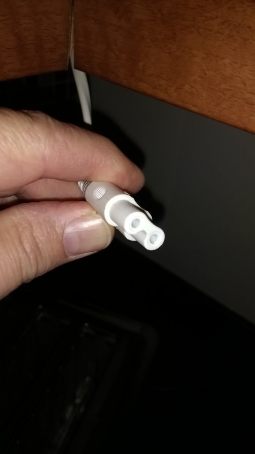 Replacing a nonearthed flourecent light strip fitting with an led