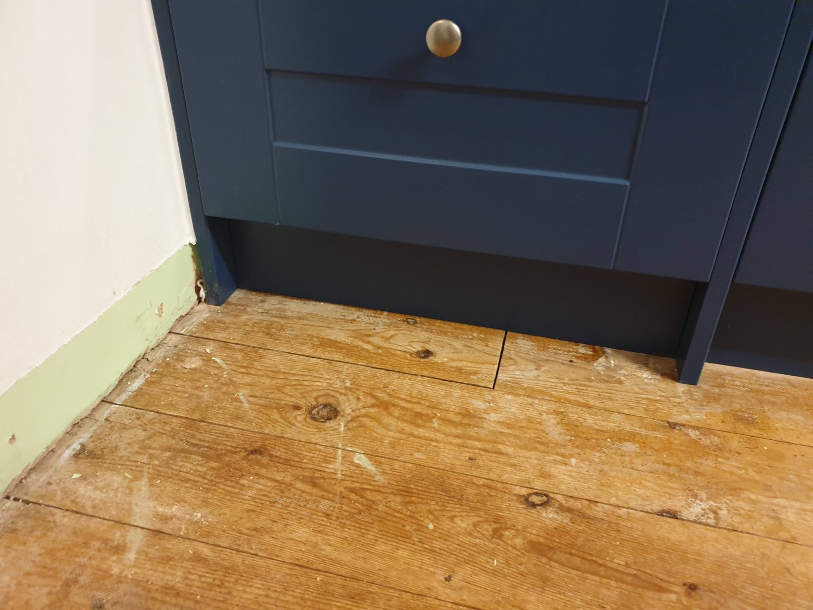 Laminate Under Kitchen Units Diynot, How To Lay Vinyl Flooring Under Kitchen Units