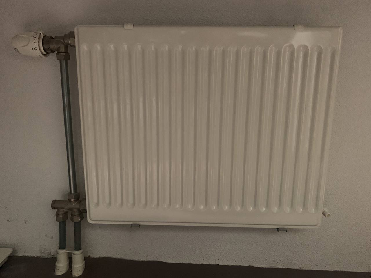 How does radiator whose inlet and outlet are on the same side works and