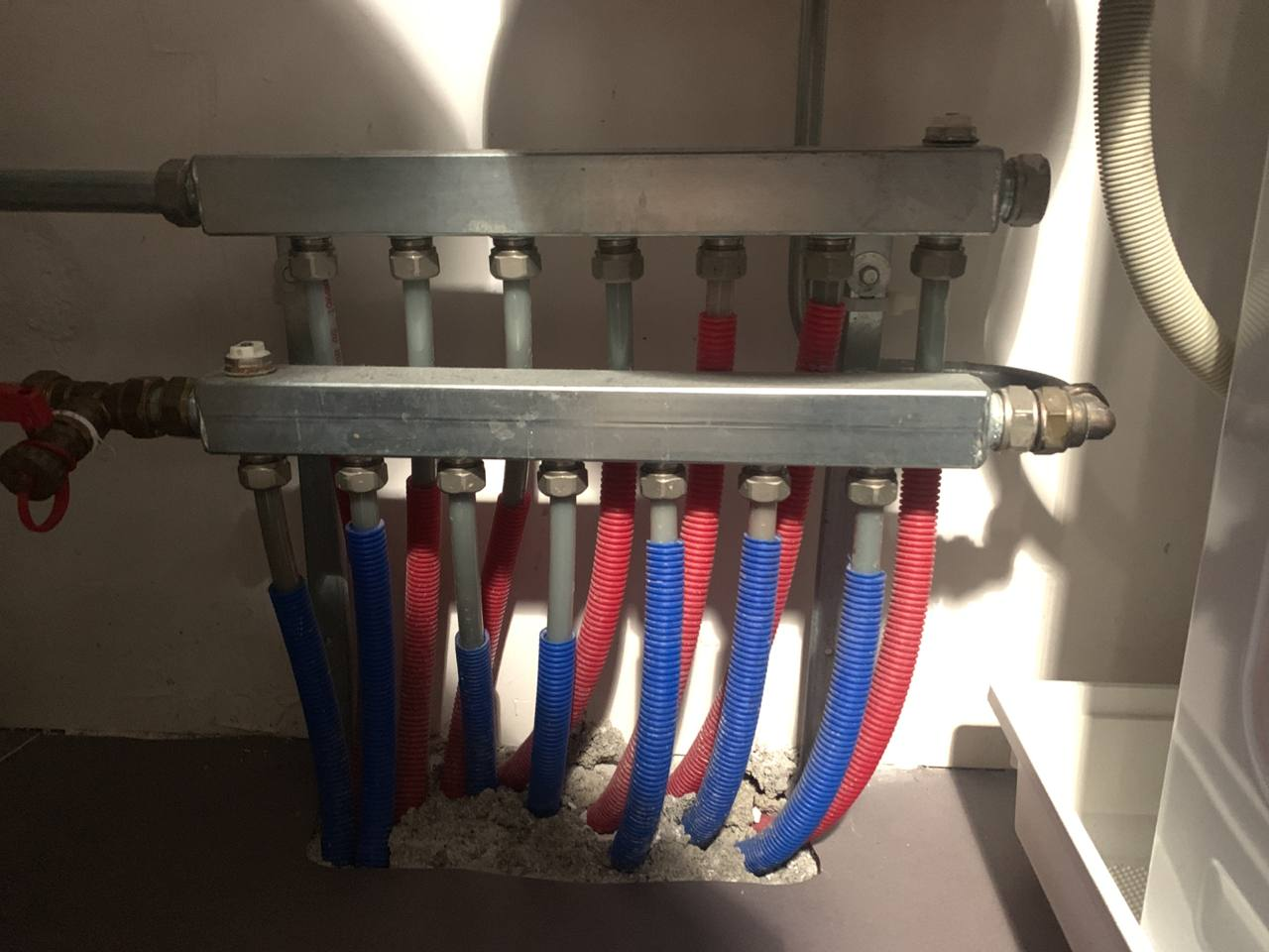 How does radiator whose inlet and outlet are on the same side works and