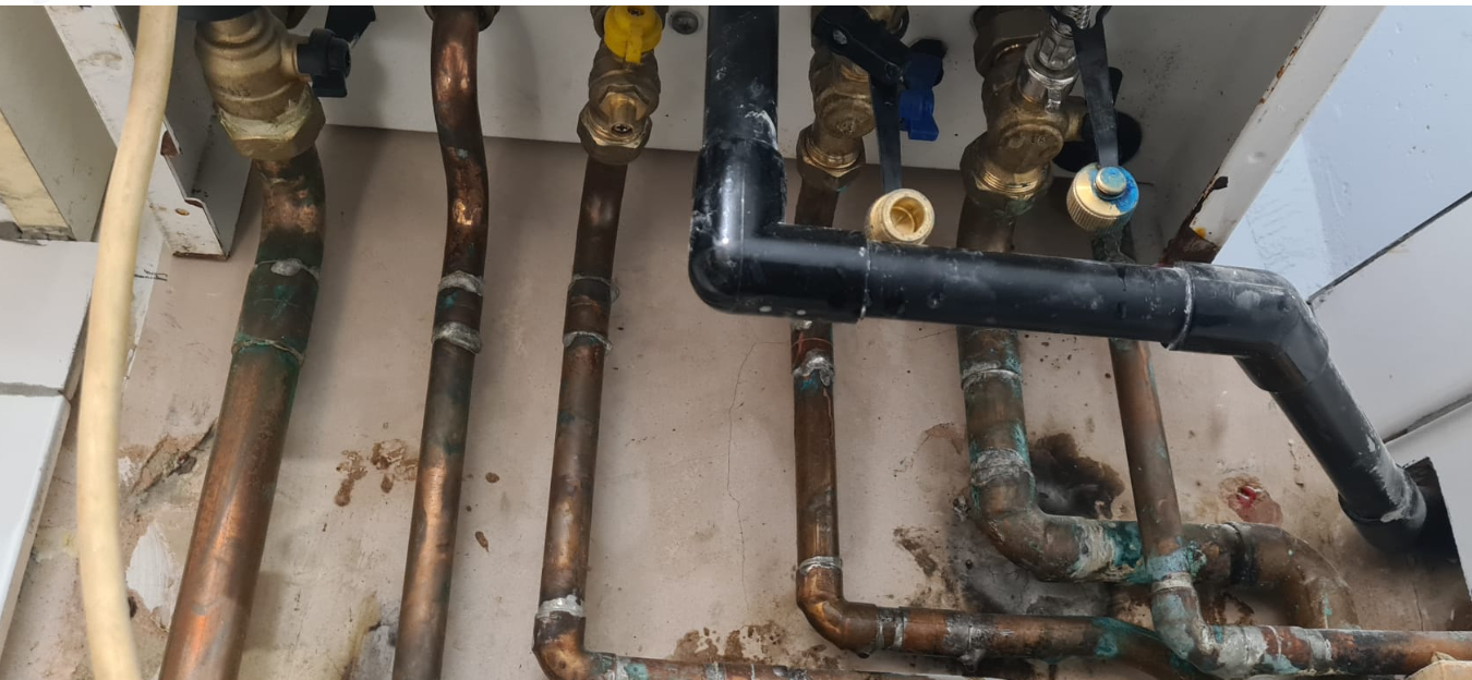 A lot of water coming from the overflow pipe and the boiler vibrating a