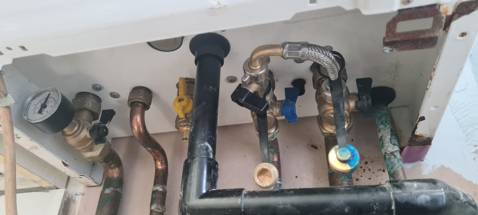 A lot of water coming from the overflow pipe and the boiler vibrating a