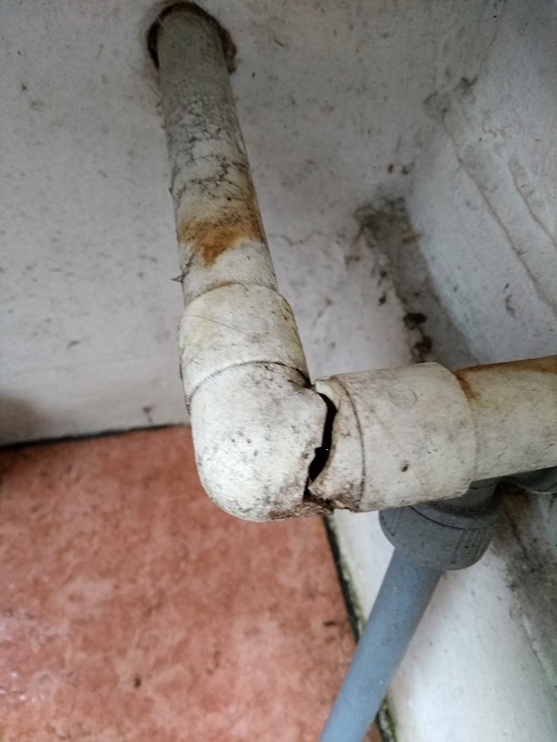 Fractured pipe brittle and needs replacing DIYnot Forums