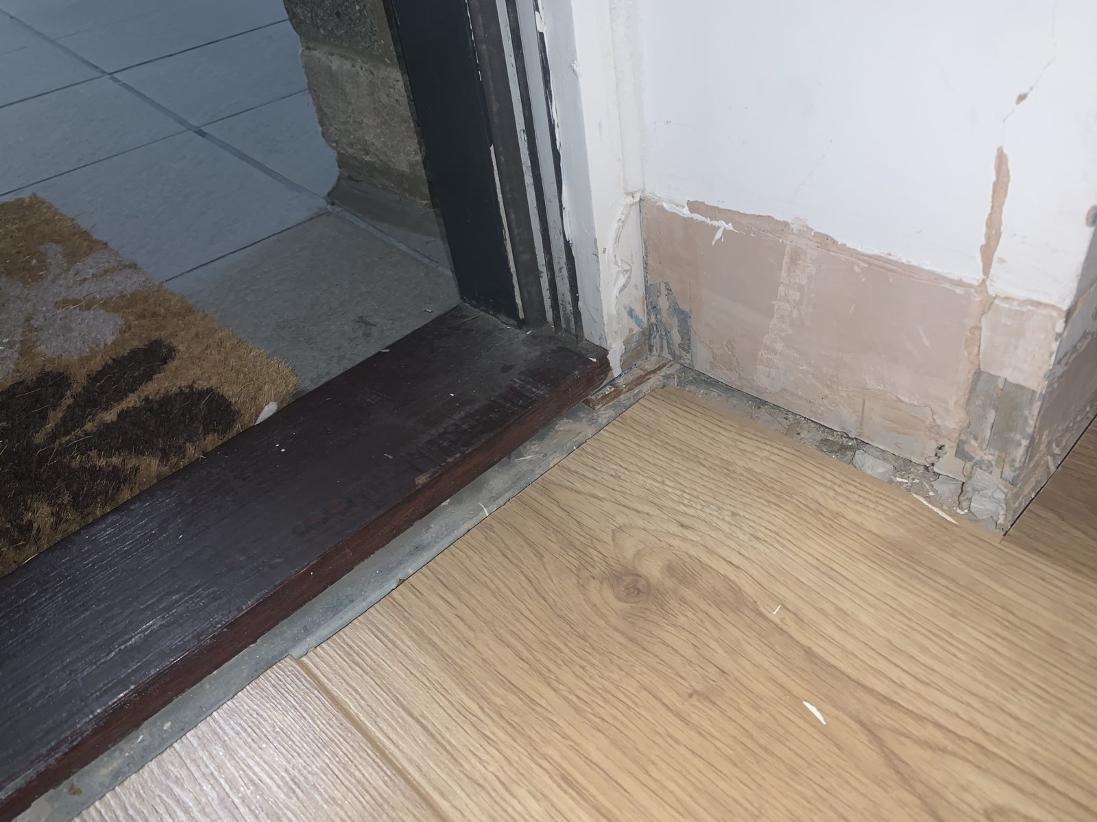 Front Door Cil Laminate Floor Gap, Laminate Flooring Gaps Around Doors