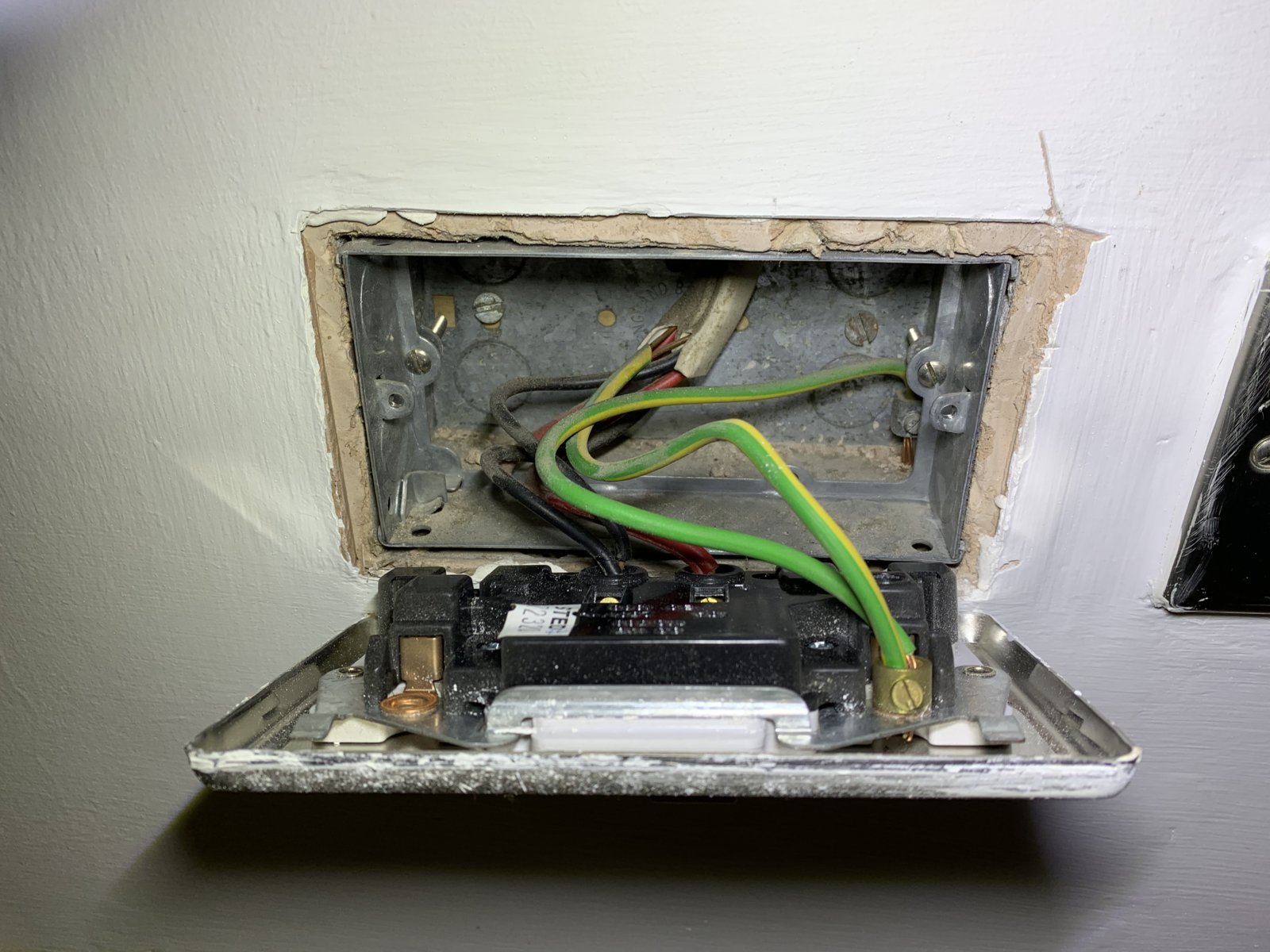 Replacing a double socket DIYnot Forums