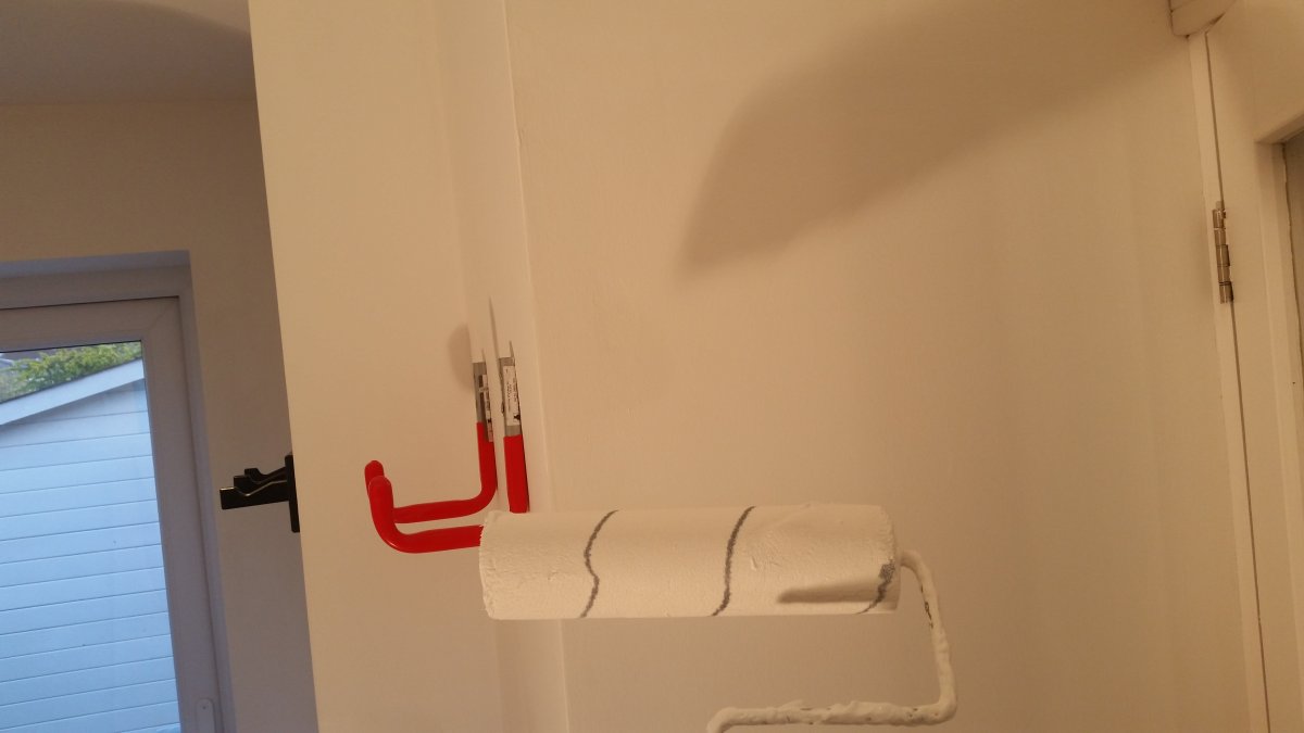 Painting corners with rollers and not getting bits on the wall