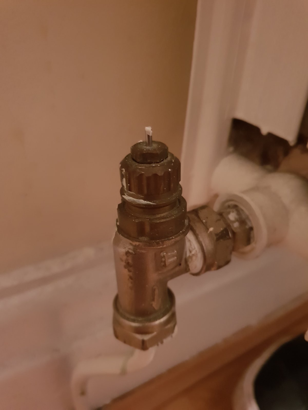 How to shut off this rad with thermostatic valve missing? DIYnot Forums