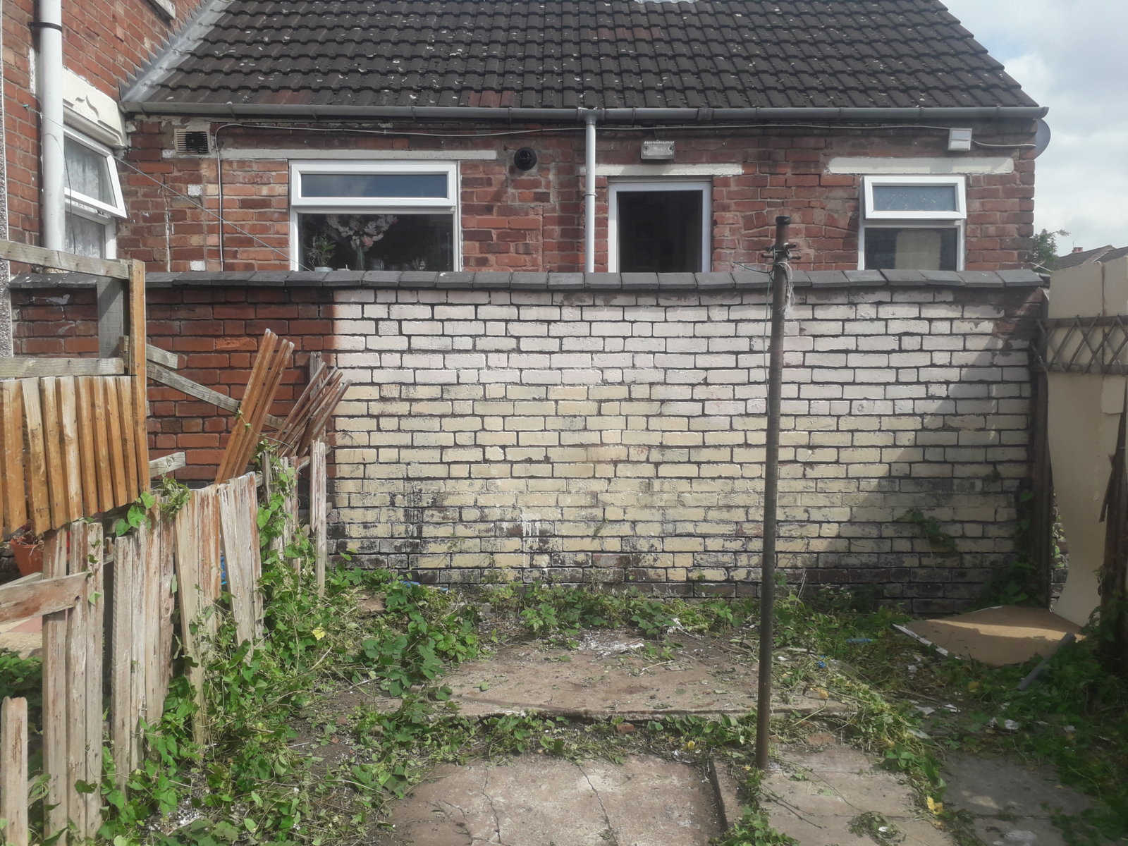 Garden fence height unusual layout | DIYnot Forums