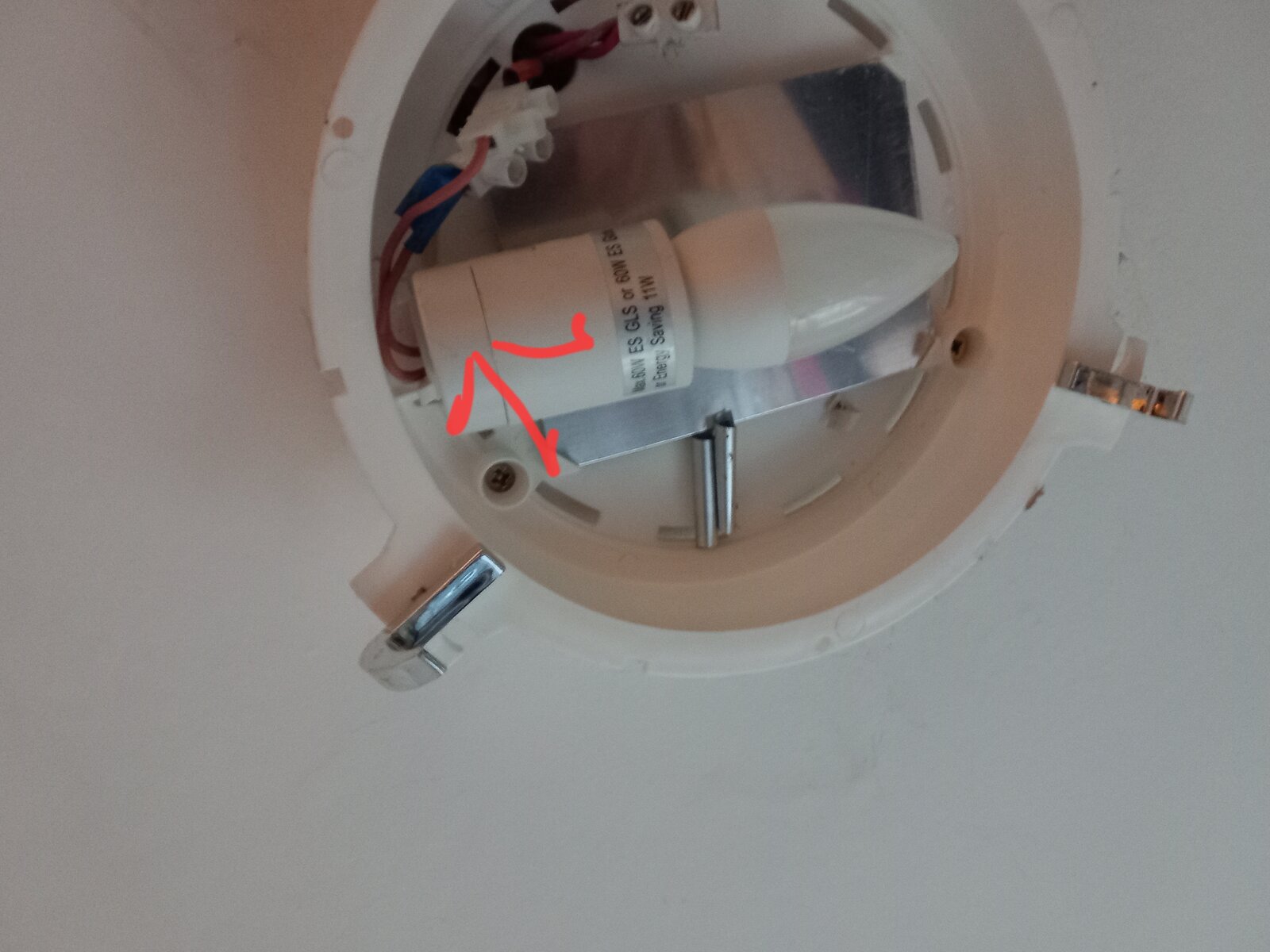 Kitchen light keeps going on and off DIYnot Forums