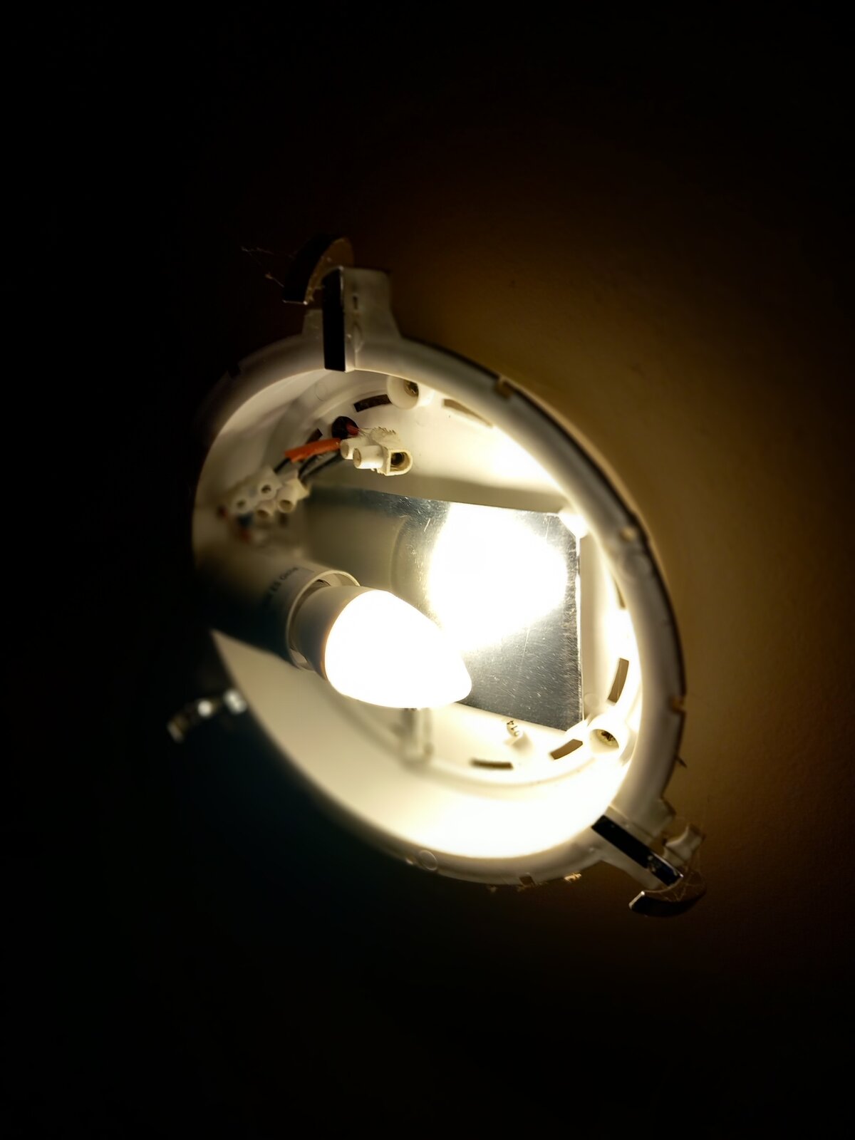 Kitchen light keeps going on and off DIYnot Forums