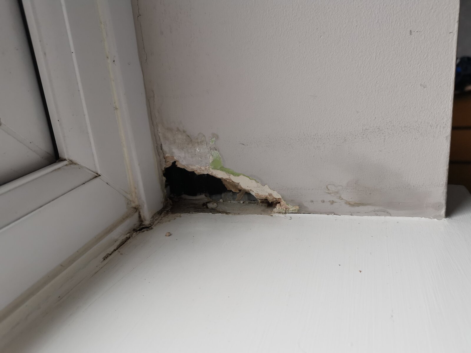 Damp patches at corner of Upvc windows DIYnot Forums