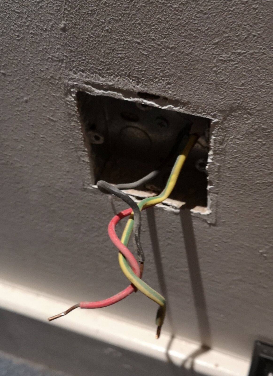 Terminating a Socket Red, Black & Earth Wire DIYnot Forums