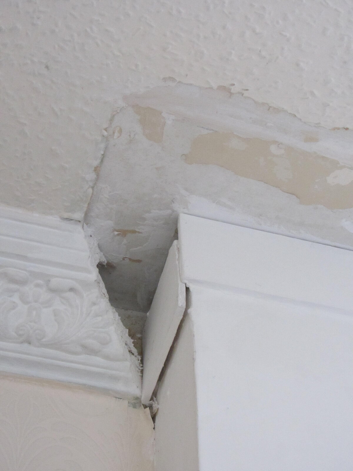 How do I fix this coving, and wallpaper? DIYnot Forums