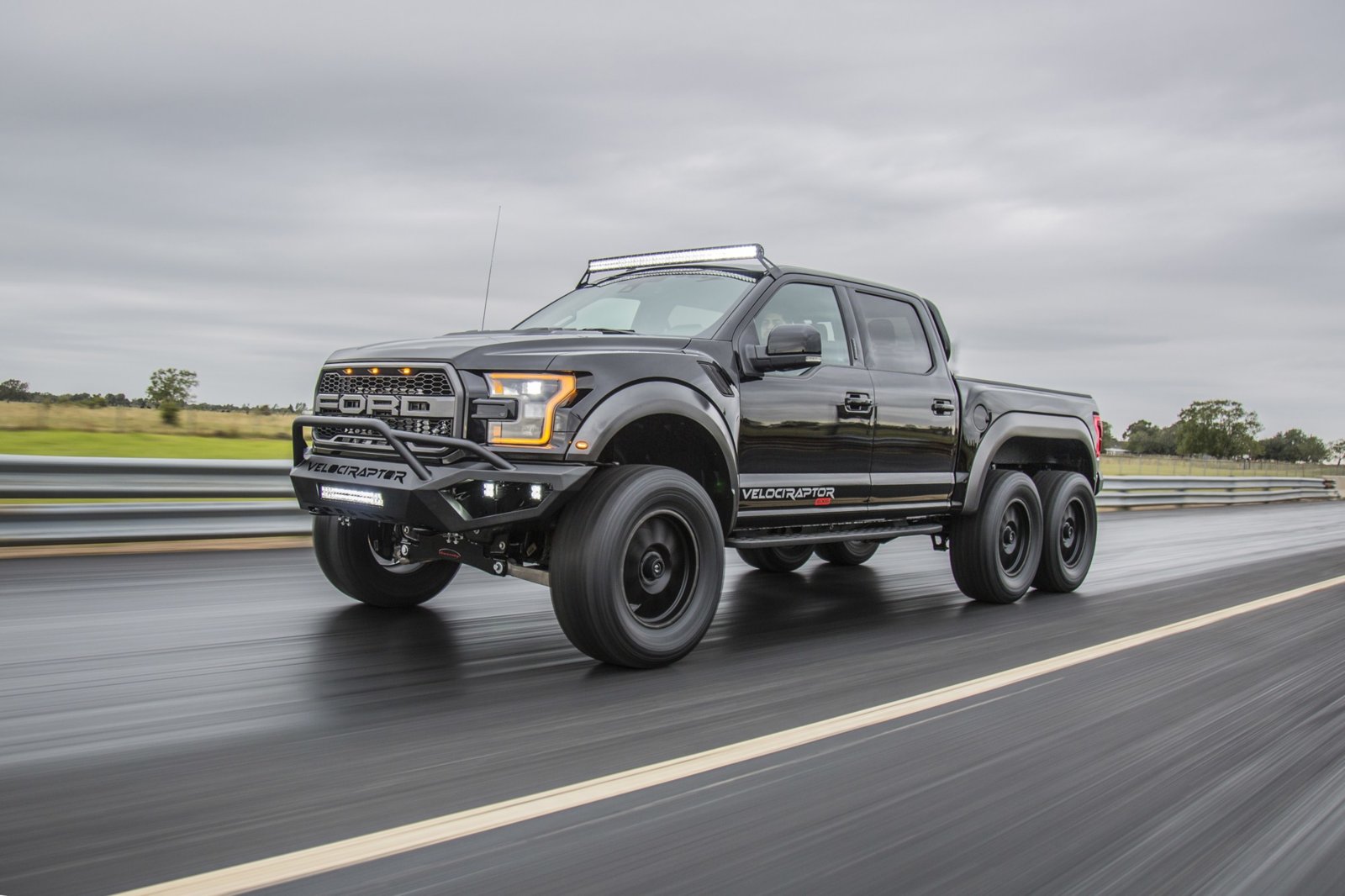 6X6-Hennessey-Velociraptor-01.jpg
