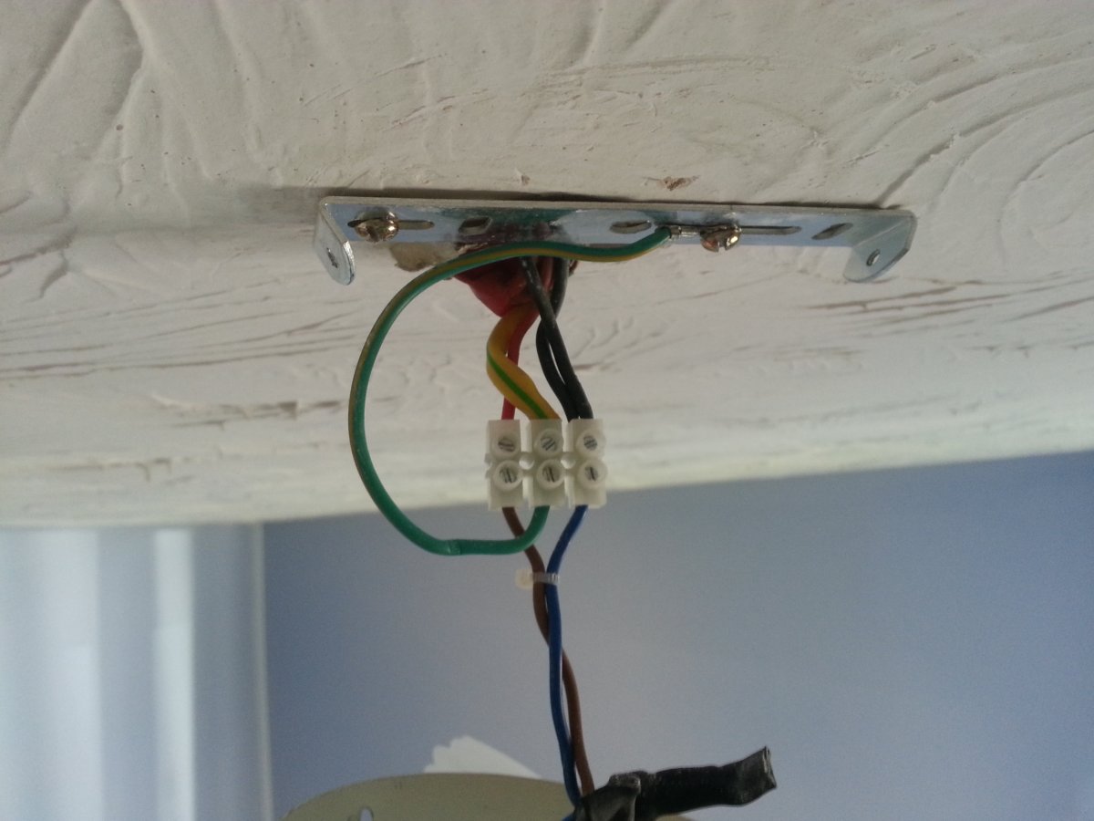 Earthing A New Light Fitting Diynot Forums - Do You Need An Earth Wire On A Ceiling Light