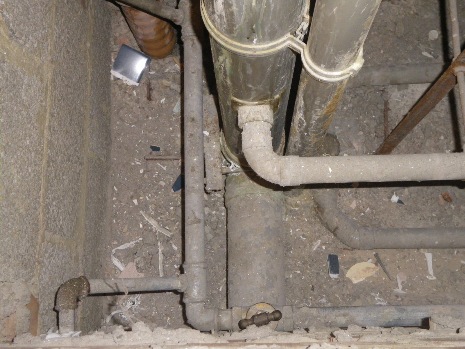 CWC and waste pipework.JPG