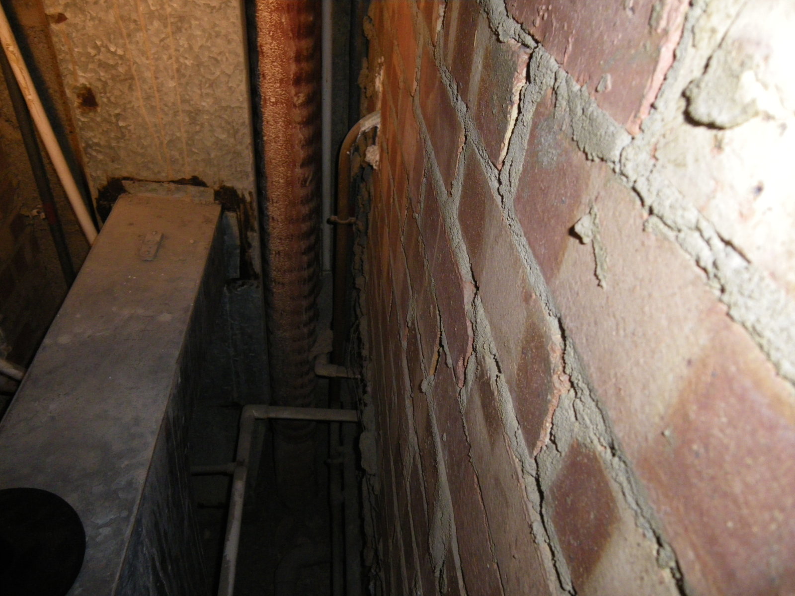 CWS to HWS and then to bath and basin plus overflow pipes.JPG