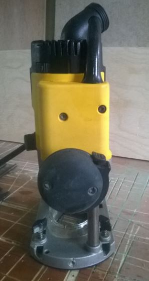 deWalt DW622 001 08 switch locked on.JPG