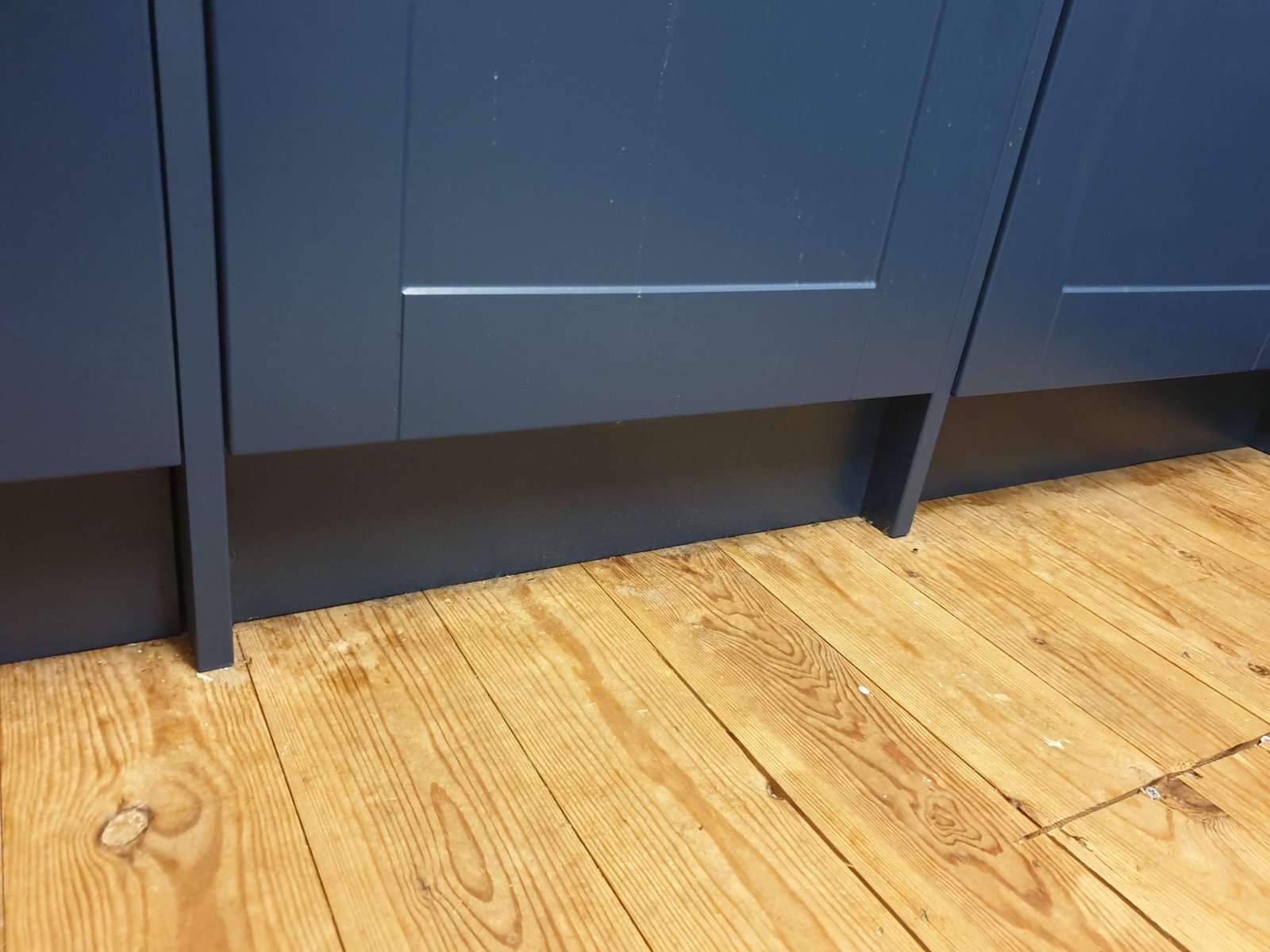 Laminate Under Kitchen Units Diynot, Laying Laminate Floor Under Kitchen Cabinets