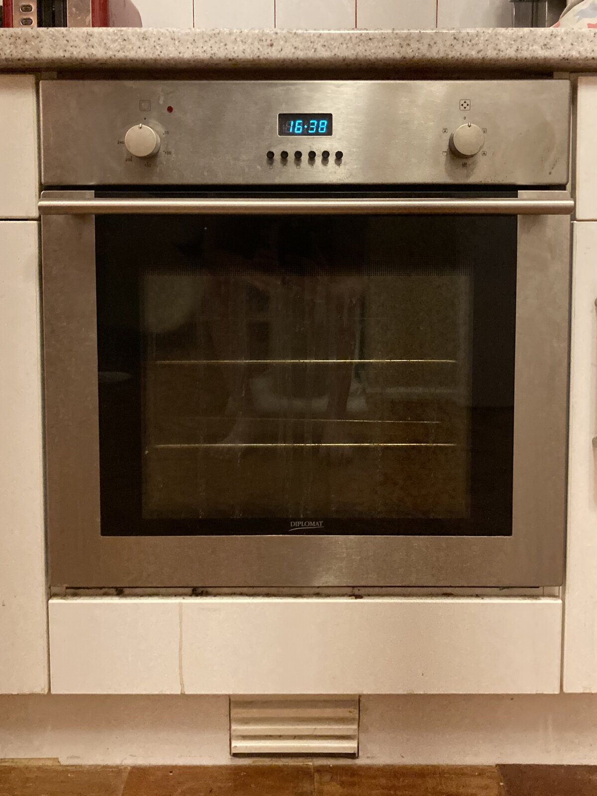 How to Replace the Oven Thermostat in a Diplomat Cooker 