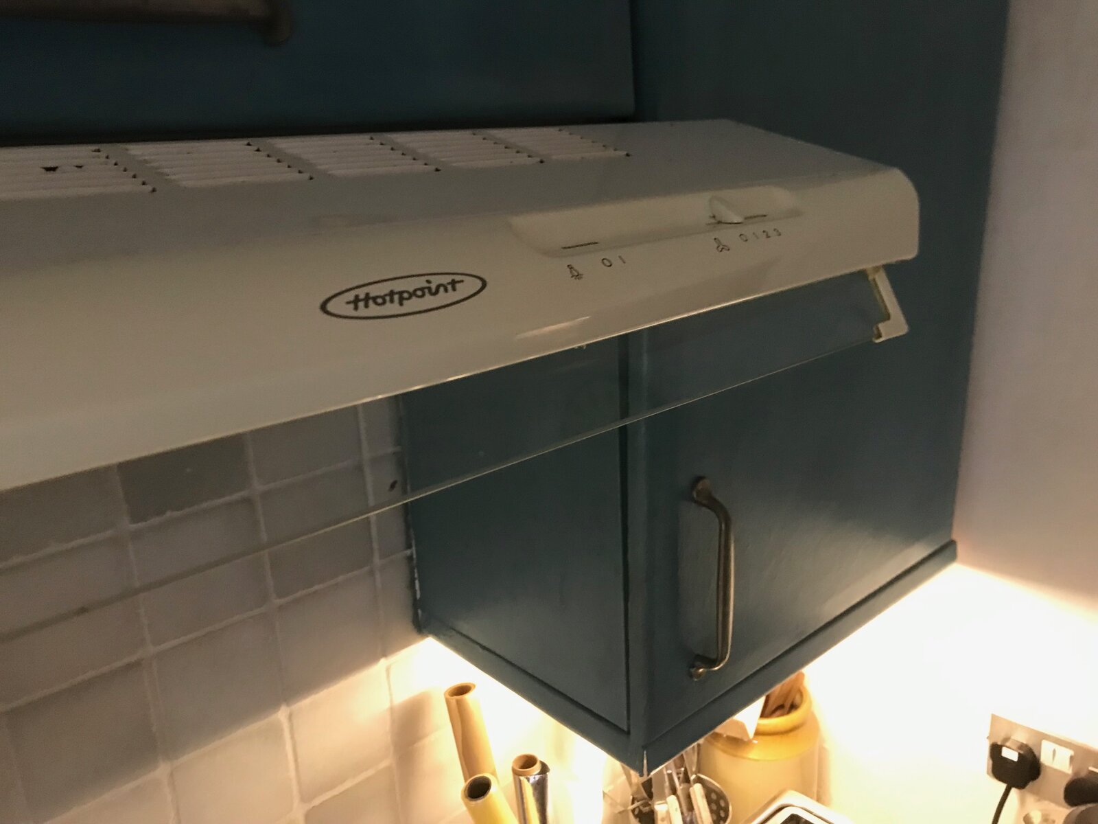 Turning on extractor fan also turns on a light!? DIYnot Forums