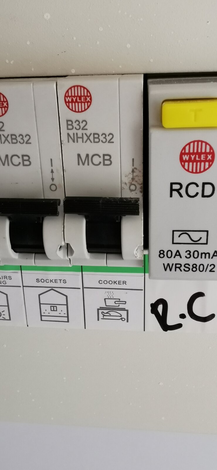 Double Socket behind inbuilt cooker change query. DIYnot Forums