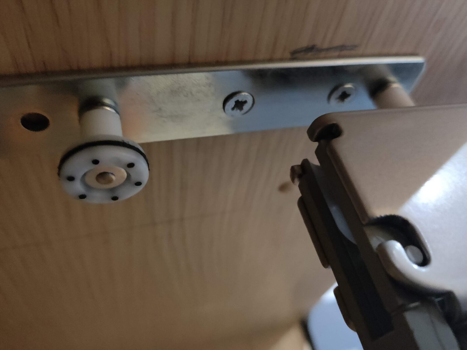 Howdens pullout larder won't shut DIYnot Forums