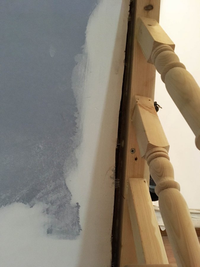 Best way to fill a gap between plasterboard and wood architrave