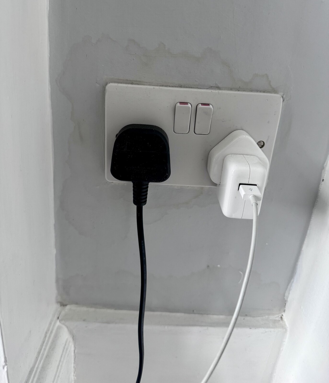Staining around plug socket on chimney breast DIYnot Forums