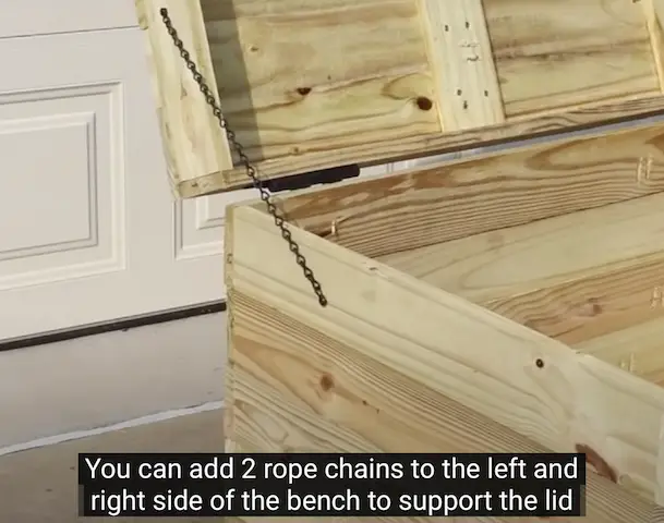 Lid rope chains outside open.png