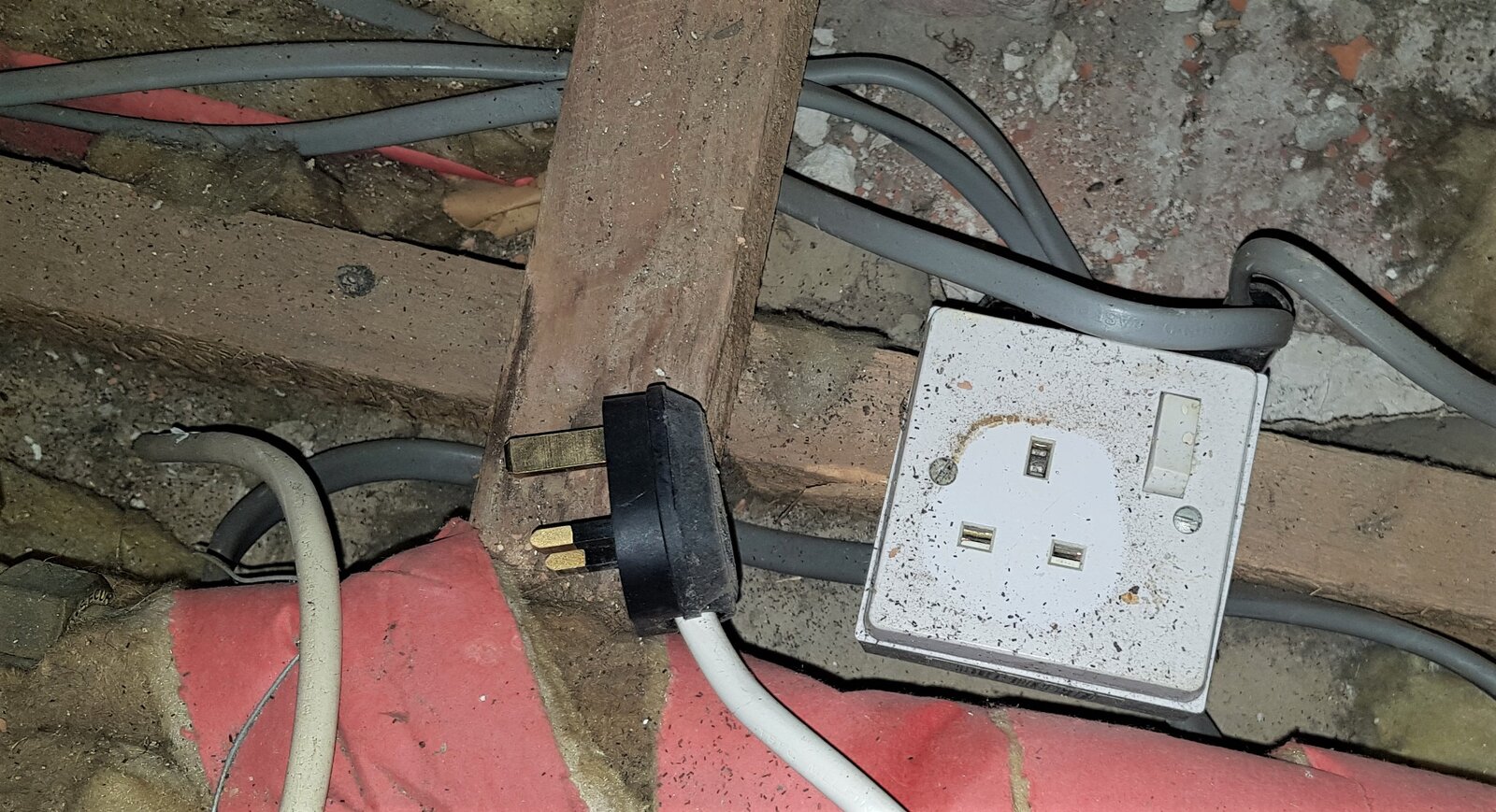 loft plug above kitchen socket.jpg