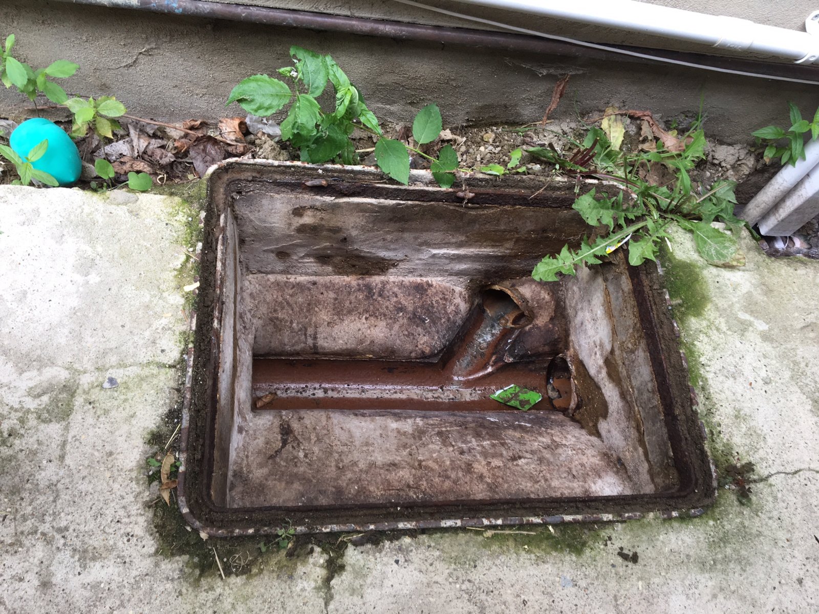 Man hole cover off.jpg