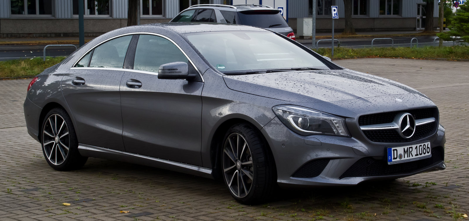 Mercedes-Benz_CLA_180_Urban_(C_117)_–_Frontansicht,_18._August_2013,_Hilden.jpg