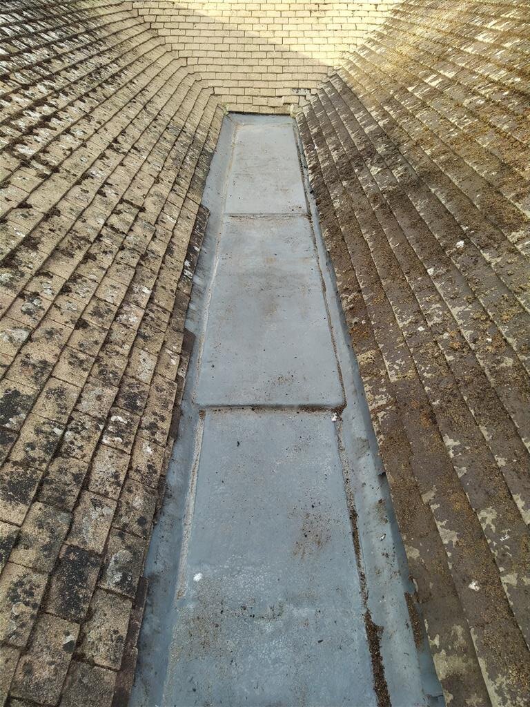 pic of flat roof gulley.jpg