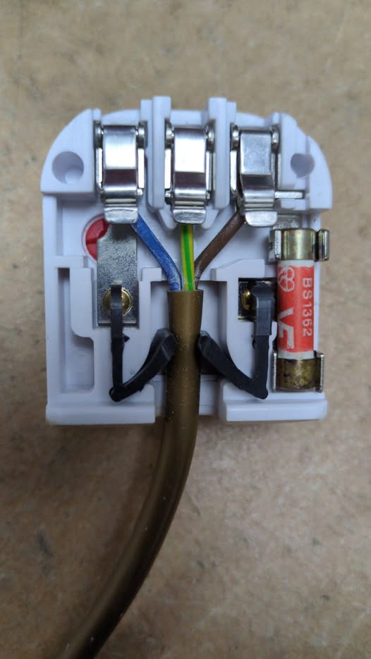 Strange BS1363 Plug.jpg