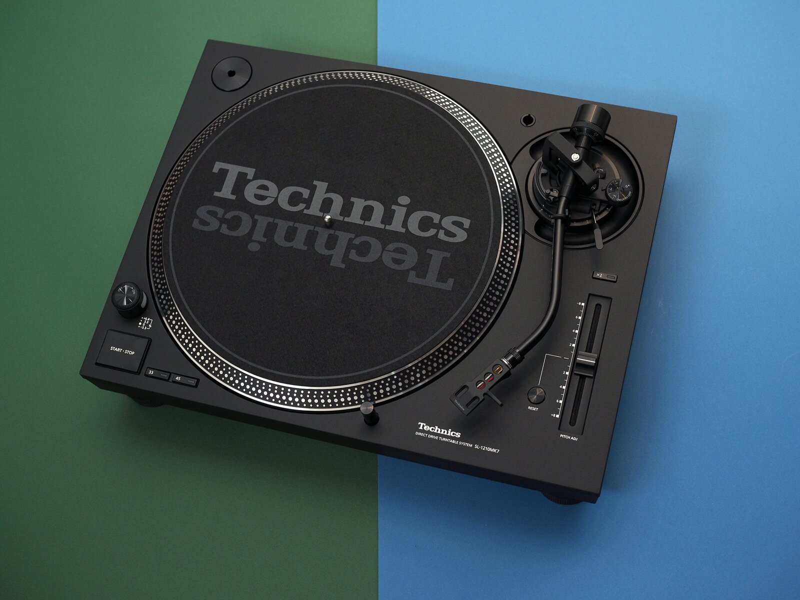 Technics-SL-1210-topp-scaled.jpg