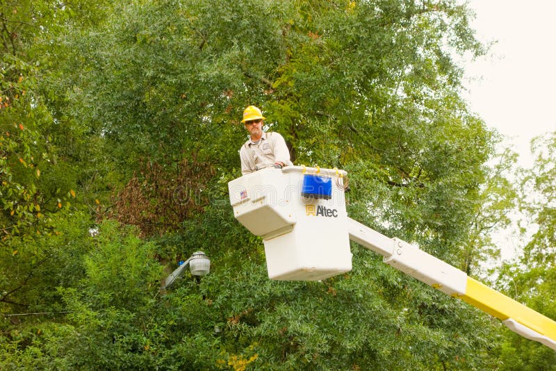 worker-cherry-picker-man-hoisted-hydraulic-lift-to-change-street-light-61613371-2426839798.jpg