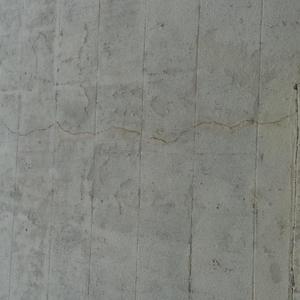 vertical crack on wall