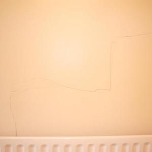 BEDROOM 3 WALL CRACK