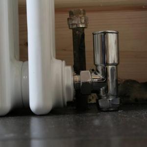 Gap between pipe and valve