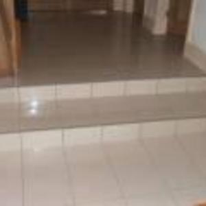 travetien kitchen and steps